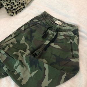 Aritzia TNA camo joggers